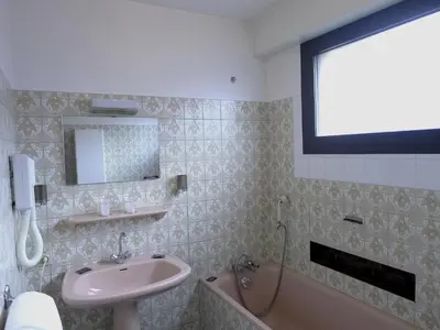 Salle de bains dans l'établissement Hôtel du Sablar