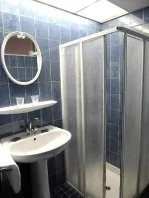 Salle de bains dans l'établissement Hôtel du Sablar