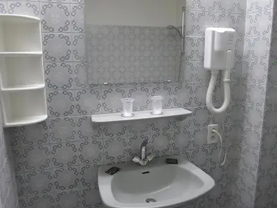 Salle de bains dans l'établissement Hôtel du Sablar