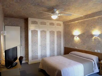 Un ou plusieurs lits dans un hébergement de l'établissement Hôtel du Sablar
