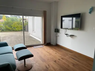 Télévision ou salle de divertissement dans l'établissement Magnifique villa spacieuse 3 chambres tout confort