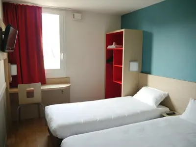Un ou plusieurs lits dans un hébergement de l'établissement Kyriad Direct Mont De Marsan - St Avit