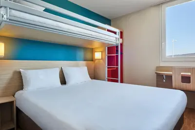 Un ou plusieurs lits dans un hébergement de l'établissement Kyriad Direct Mont De Marsan - St Avit