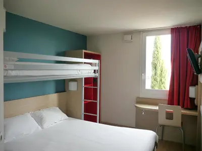 Un ou plusieurs lits dans un hébergement de l'établissement Kyriad Direct Mont De Marsan - St Avit