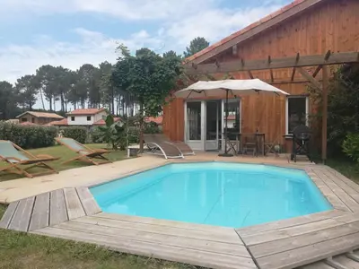 Piscine de l'établissement Maison moderne proche lac et plage ou située à proximité