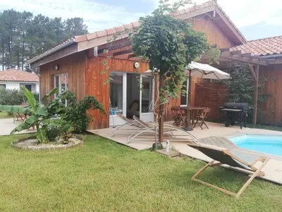 Piscine de l'établissement Maison moderne proche lac et plage ou située à proximité