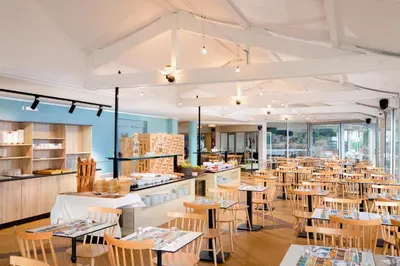 Restaurant ou autre lieu de restauration dans l'établissement SOWELL Family Pignada Plage