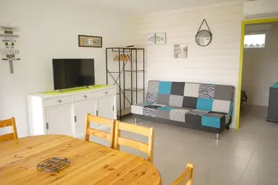 Télévision ou salle de divertissement dans l'établissement Maison tout confort 6 personnes à 300m de la plage - Clim & Wifi