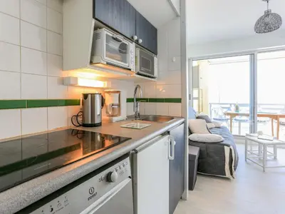 Cuisine ou kitchenette dans l'établissement Apartment Grand Pavois-4 by Interhome