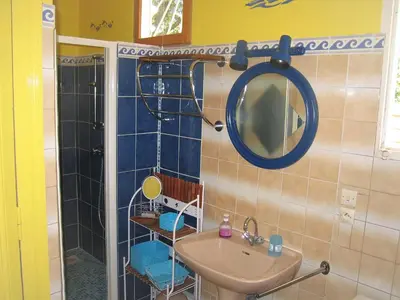 Salle de bains dans l'établissement Charmante villa, 100m de la plage