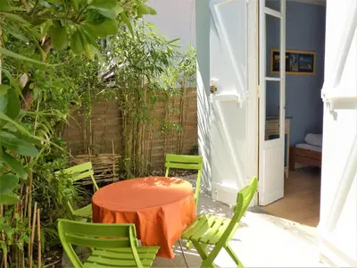 Balcon ou terrasse dans l'établissement Charmante villa, 100m de la plage