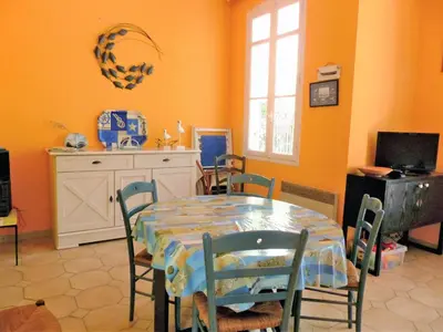 Télévision ou salle de divertissement dans l'établissement Charmante villa, 100m de la plage
