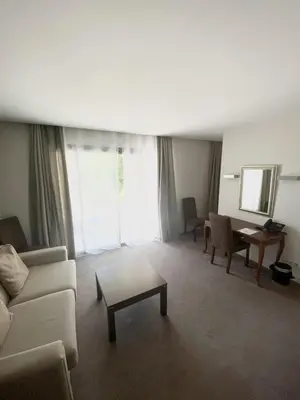 Coin salon dans l'établissement Hotel Au Bon Coin du Lac