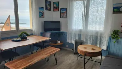 Télévision ou salle de divertissement dans l'établissement Beach Front Apartment Eljocri