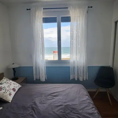 Un ou plusieurs lits dans un hébergement de l'établissement Beach Front Apartment Eljocri