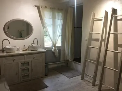 Salle de bains dans l'établissement Au petit prince de Lue