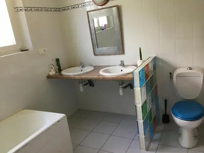 Salle de bains dans l'établissement Gites-Cyclistes-Léon