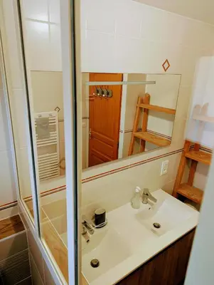 Salle de bains dans l'établissement Chambres d'Hôtes La Téouleyre