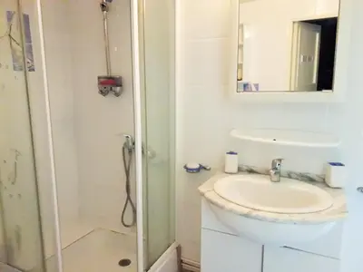 Salle de bains dans l'établissement XAVIER 62 Maison Familiale 4 Chambres au Calme