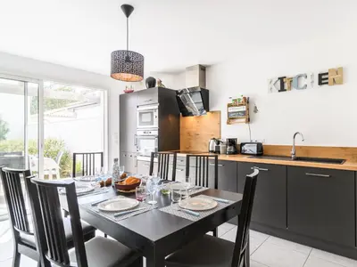 Cuisine ou kitchenette dans l'établissement Apartment Les Patios de Flore-1 by Interhome