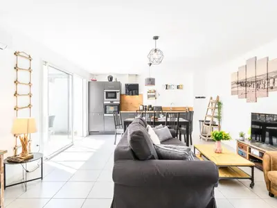 Cuisine ou kitchenette dans l'établissement Apartment Les Patios de Flore-1 by Interhome