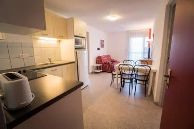 Cuisine ou kitchenette dans l'établissement Les Pavillons du Rooy