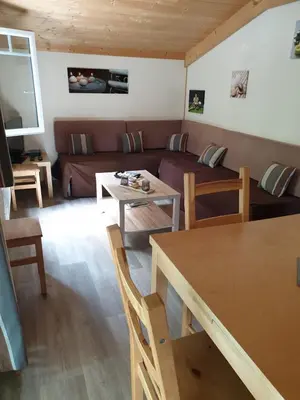 Coin salon dans l'établissement Pyla Chalet et mobilhom 6 personnes Magda