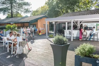 Restaurant ou autre lieu de restauration dans l'établissement Pyla Chalet et mobilhom 6 personnes Magda