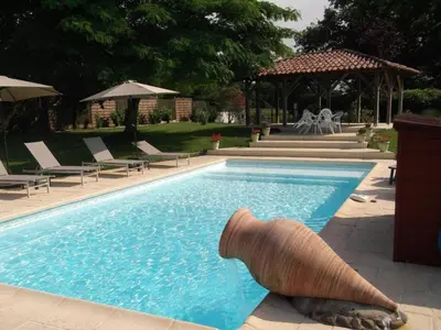 Piscine de l'établissement Le Chalet des Pins - La Forge De Clermont ou située à proximité