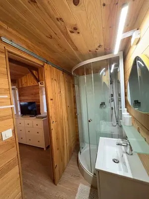 Salle de bains dans l'établissement Le Chalet des Pins - La Forge De Clermont