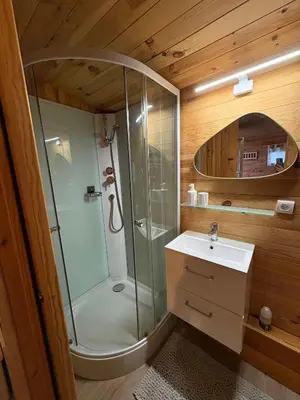 Salle de bains dans l'établissement Le Chalet des Pins - La Forge De Clermont