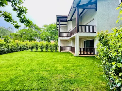 Jardin de l'établissement Studio mansardé climatisé les roseaux bord de lac