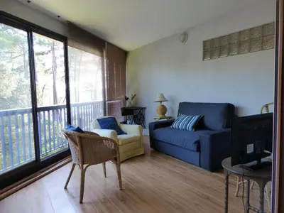 Coin salon dans l'établissement Appartement Résidence JEAN RAMEAU 2 personnes vue sur le port #0278 wifi gratuit