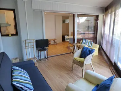 Télévision ou salle de divertissement dans l'établissement Appartement Résidence JEAN RAMEAU 2 personnes vue sur le port #0278 wifi gratuit