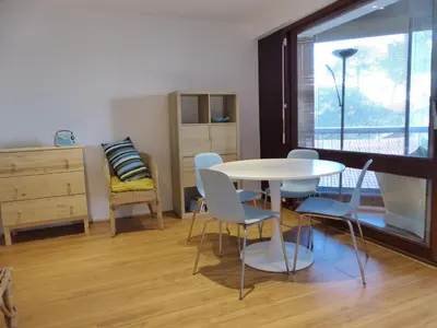 Coin salon dans l'établissement Appartement Résidence JEAN RAMEAU 2 personnes vue sur le port #0278 wifi gratuit