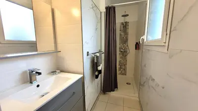 Salle de bains dans l'établissement VILLA CASA KOKO 10 PERS piscine chauffée, pétanque, ping pong VIEUX-BOUCAU