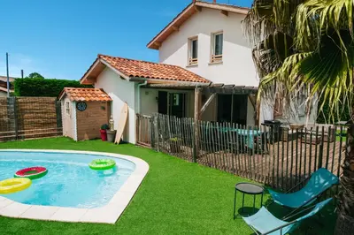 Piscine de l'établissement VILLA CASA KOKO 10 PERS piscine chauffée, pétanque, ping pong VIEUX-BOUCAU ou située à proximité