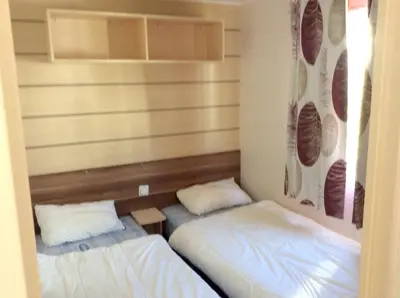 Un ou plusieurs lits dans un hébergement de l'établissement Bungalow confortable à Gastes + Piscine