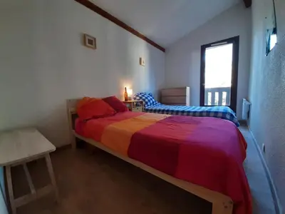 Un ou plusieurs lits dans un hébergement de l'établissement Maison rénovée avec terrasse à 700m des plages, marché et activités - Tennis et piste cyclable à 10m - FR-1-239-385