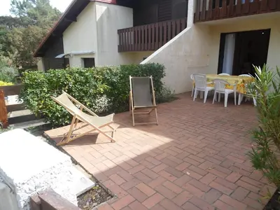 Balcon ou terrasse dans l'établissement Maison rénovée avec terrasse à 700m des plages, marché et activités - Tennis et piste cyclable à 10m - FR-1-239-385