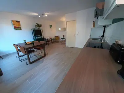 Cuisine ou kitchenette dans l'établissement Maison rénovée avec terrasse à 700m des plages, marché et activités - Tennis et piste cyclable à 10m - FR-1-239-385