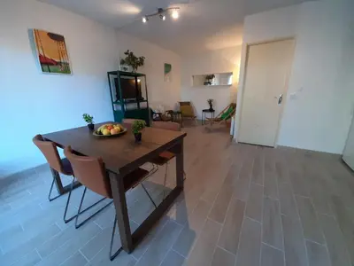 Plan de l'établissement Maison rénovée avec terrasse à 700m des plages, marché et activités - Tennis et piste cyclable à 10m - FR-1-239-385