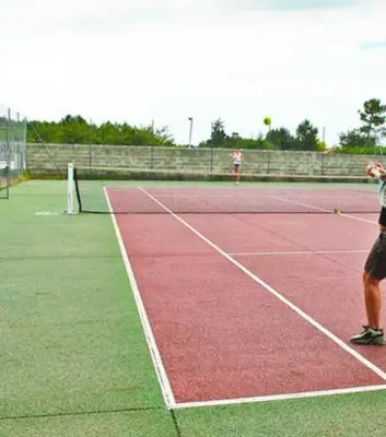 Tennis ou squash au sein de le camping ou à proximité