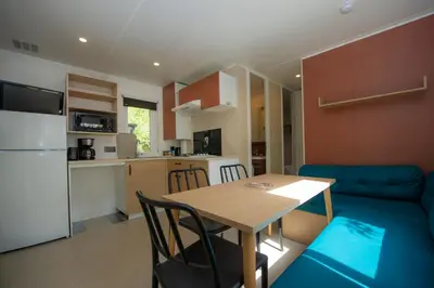 Cuisine ou kitchenette dans l'établissement Résidence Vacances Bleues Domaine de l'Agréou