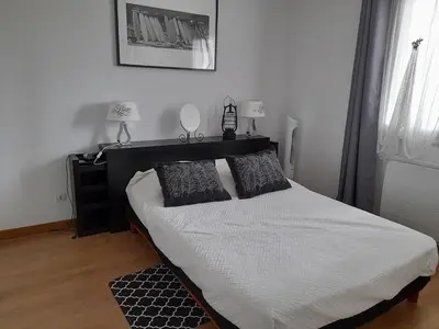 Un ou plusieurs lits dans un hébergement de l'établissement Maison familiale avec jardin, proche Dune du Pyla et parcs, idéale pour vacances ensoleillées - FR-1-319-362