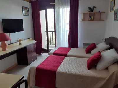 Un ou plusieurs lits dans un hébergement de l'établissement Studio cure avec accès direct Thermes