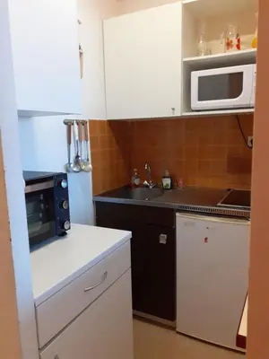 Cuisine ou kitchenette dans l'établissement Studio cure avec accès direct Thermes