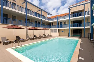 Piscine de l'établissement Lagrange Vacances Les Balcons de l'Océan ou située à proximité