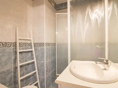 Salle de bains dans l'établissement Apartment Douc-7 by Interhome