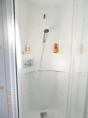 Salle de bains dans l'établissement Bungalow Confort Gastes Jacuzzi